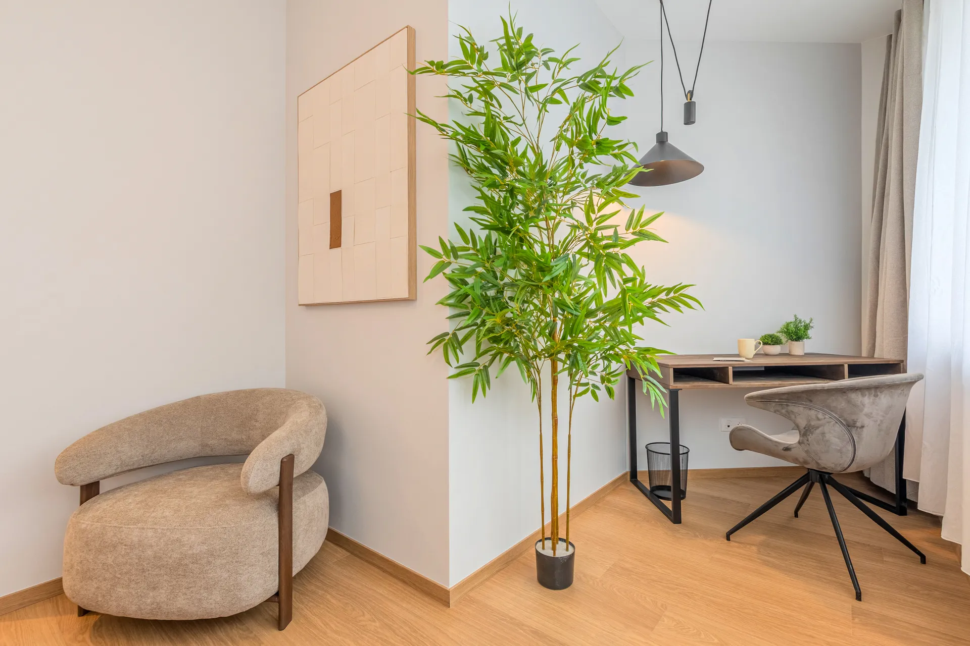 Photo d'une chambre standard — coin fauteuil et bureau